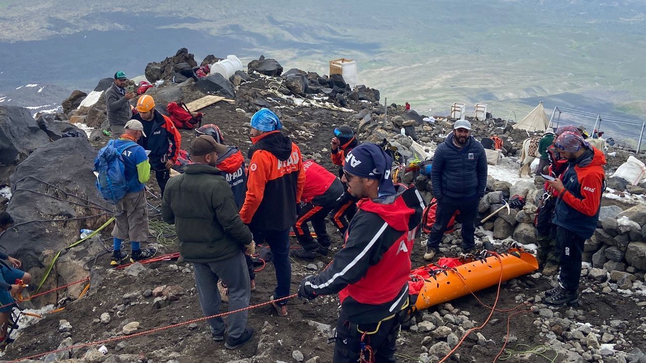 Ağrı Dağı'nda düşerek hayatını kaybetti! Cenazesi 5 gün sonra indirilebildi  | Türkiye Gazetesi