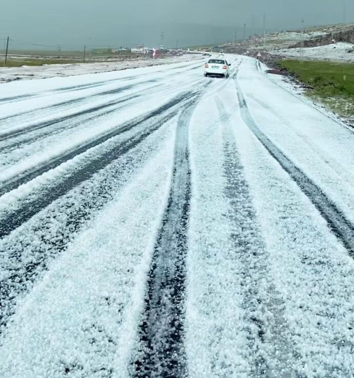 Ardahan beyaza b&uuml;r&uuml;nd&uuml;! Haziran ayında şaşkına &ccedil;eviren manzara - 2. Resim