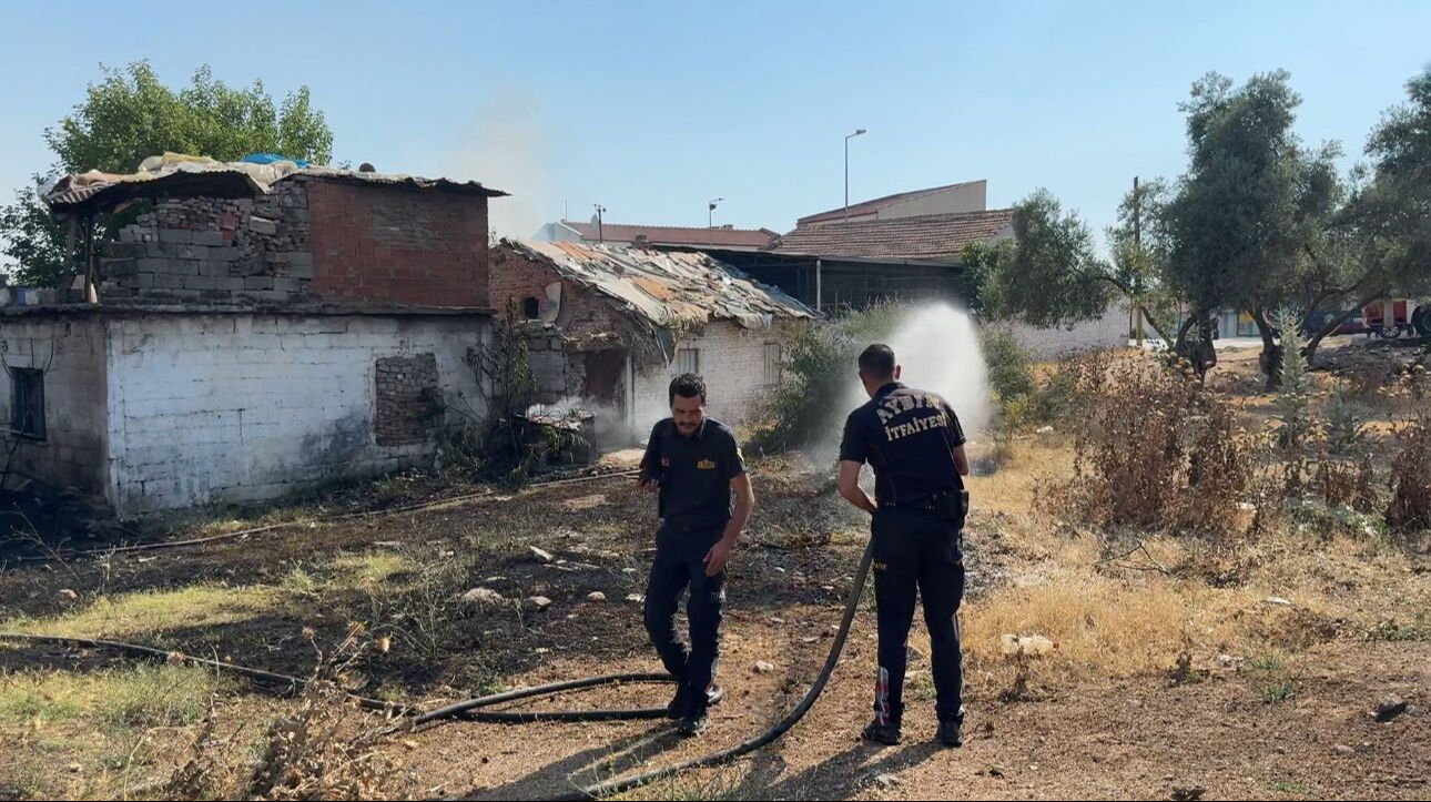 Efeler’de orman yangını! 3 ev zarar gördü, alevler arasında kalan 1 kişi son anda kurtarıldı Efeler’de orman yangını! 3 ev zarar gördü, alevler arasında kalan 1 kişi son anda kurtarıldı - 3. Resim
