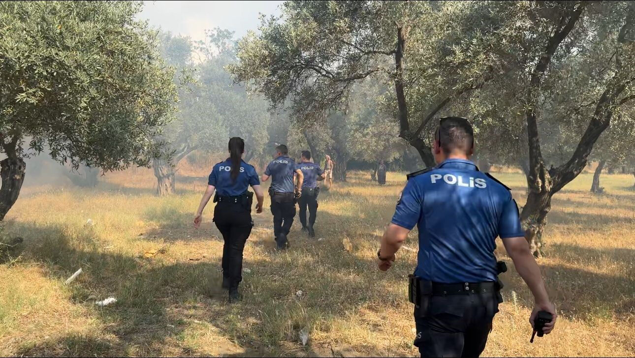 Efeler’de orman yangını! 3 ev zarar gördü, alevler arasında kalan 1 kişi son anda kurtarıldı Efeler’de orman yangını! 3 ev zarar gördü, alevler arasında kalan 1 kişi son anda kurtarıldı - 2. Resim