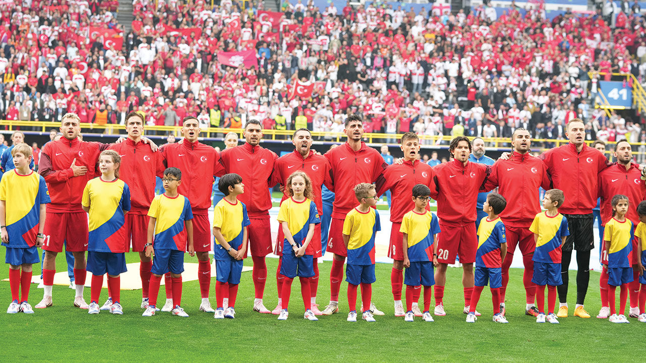 Miniklerin seremonide Arda Güler'i göz hapsine alması olay oldu - 1. Resim
