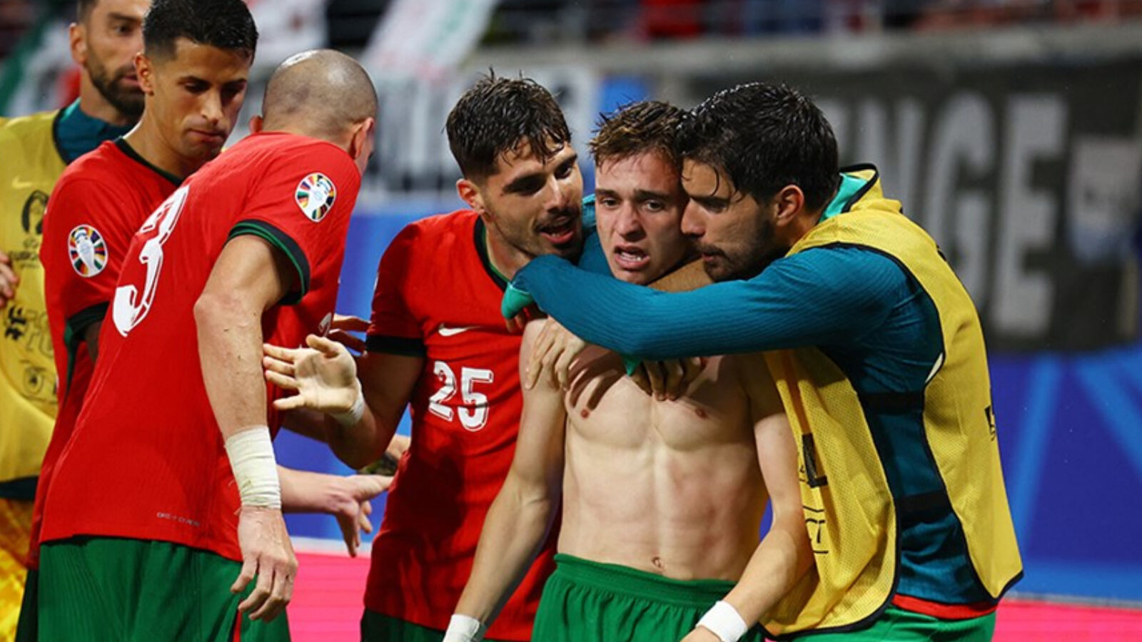 Portekiz Çekya'yı geriden gelerek yıktı! Zafer son dakikalarda geldi Portekiz Çekya'yı geriden gelerek yıktı! Zafer son dakikalarda geldi - 1. Resim