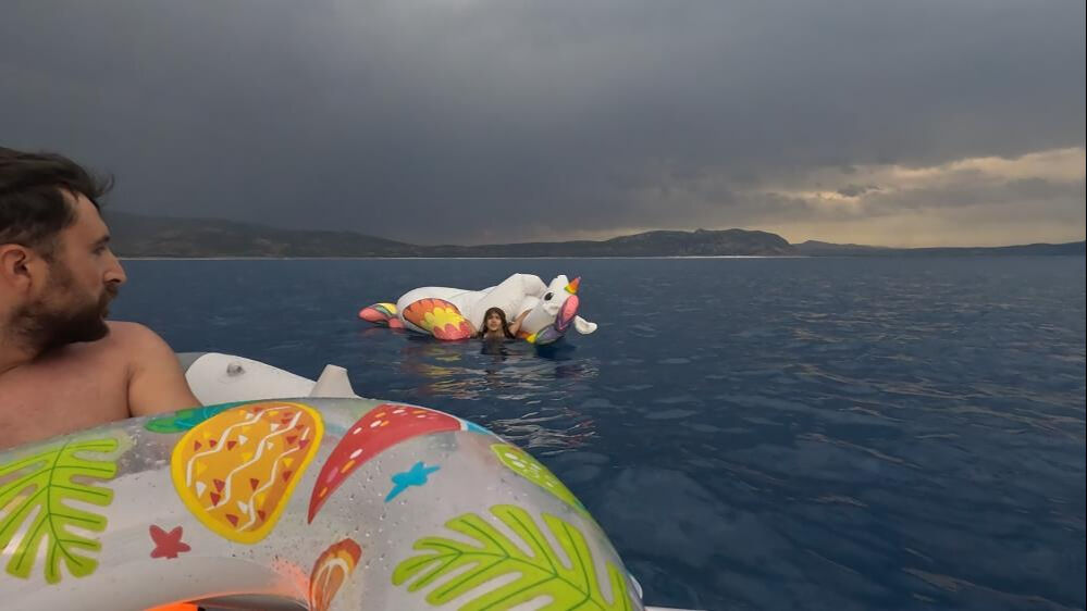 Salda Gölü'nde can pazarı! Küçük kızın bindiği şişme at sürüklendi... Salda Gölü'nde can pazarı! Küçük kızın bindiği şişme at sürüklendi... - 1. Resim