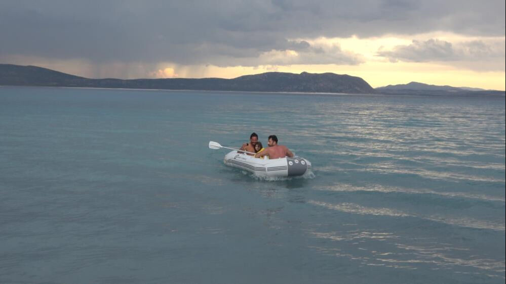 Salda Gölü'nde can pazarı! Küçük kızın bindiği şişme at sürüklendi... Salda Gölü'nde can pazarı! Küçük kızın bindiği şişme at sürüklendi... - 4. Resim