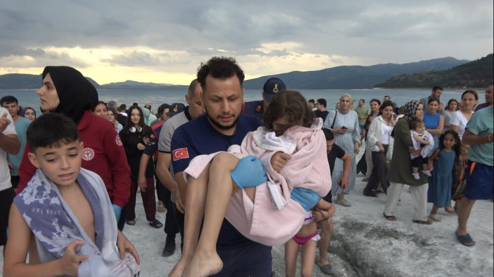 Salda Gölü'nde can pazarı! Küçük kızın bindiği şişme at sürüklendi... Salda Gölü'nde can pazarı! Küçük kızın bindiği şişme at sürüklendi... - 2. Resim