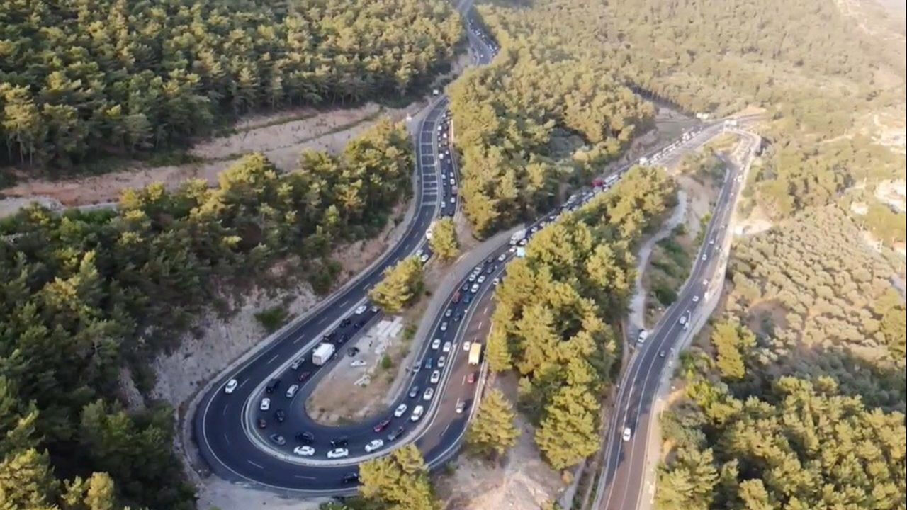 Tatilciler dönüşe geçti, trafik şimdiden felç! 43 ilin geçiş güzergahında yoğunluk böyle görüntülendi Tatilciler dönüşe geçti, bayram dönüşü trafik şimdiden felç! 43 ilin geçiş güzergahında yoğunluk böyle görüntülendi - 3. Resim