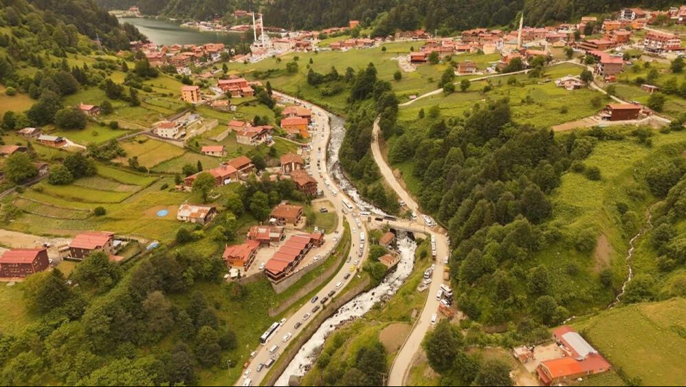 Trabzon Uzungöl'de araç kuyruğu kilometrelerce uzadı - 4. Resim