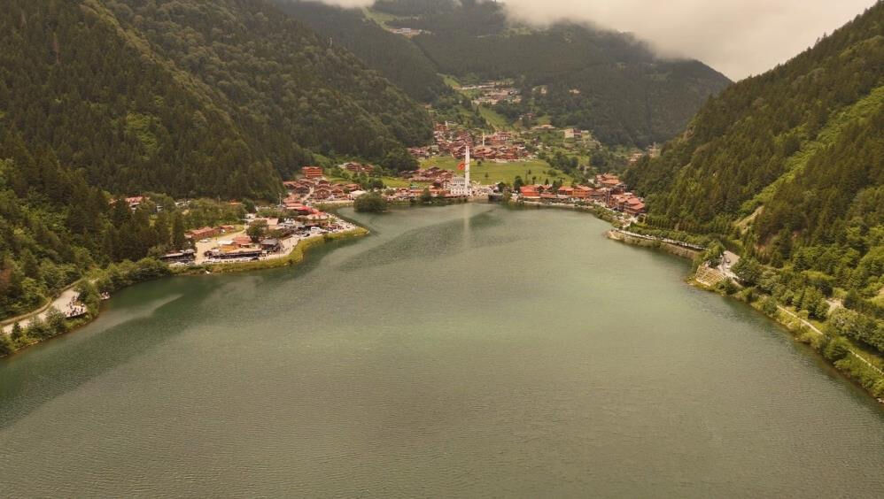 Trabzon Uzungöl'de araç kuyruğu kilometrelerce uzadı - 2. Resim