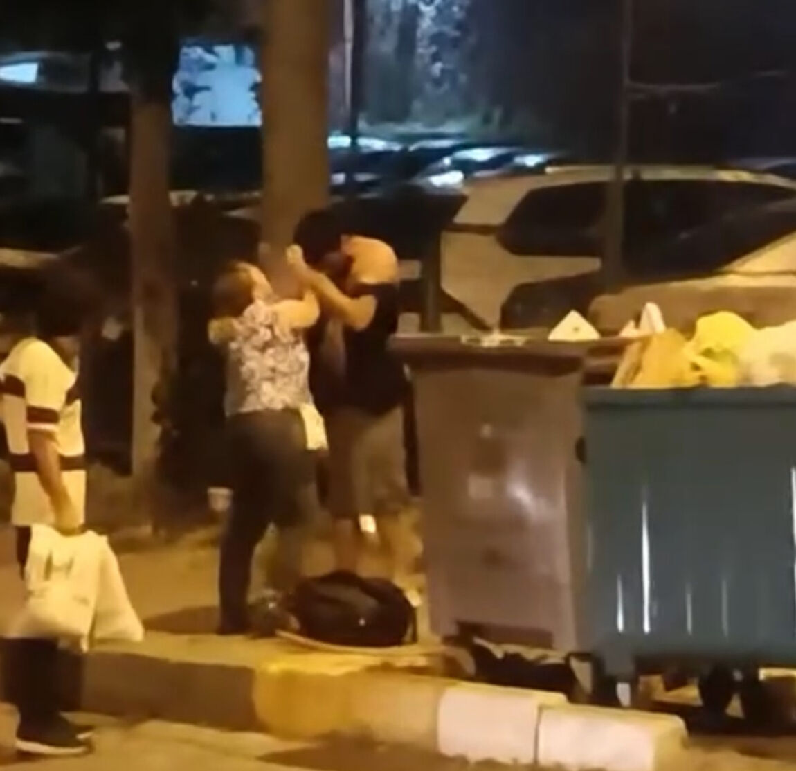 Aldatıldığını öğrenen kadın, sevgilisinin üstünü parçaladı! Anbean kamerada - 1. Resim