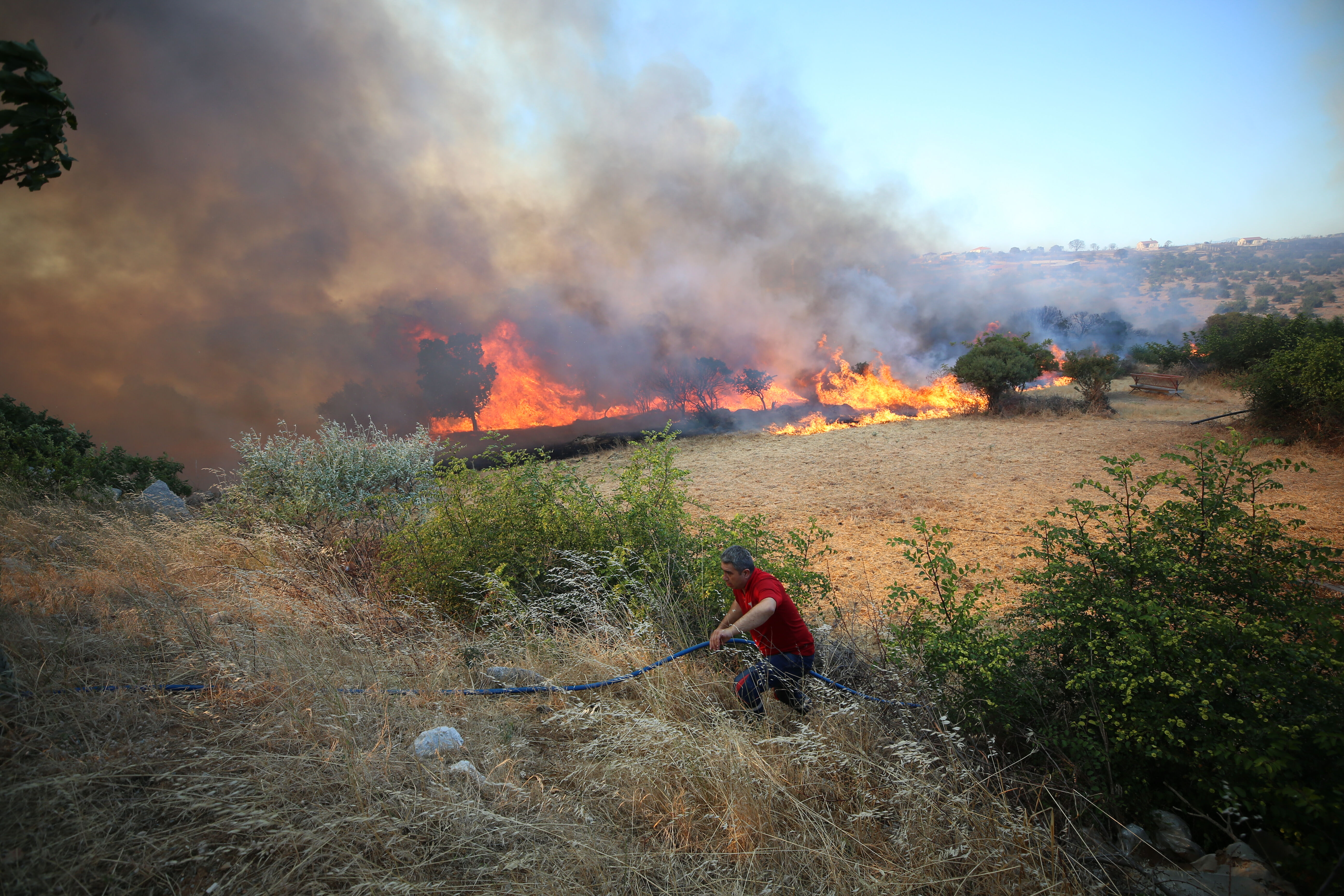 Çanakkale'de yangın paniği! Alevler ormanlık alanı sardı, iki köy boşaltıldı - 1. Resim