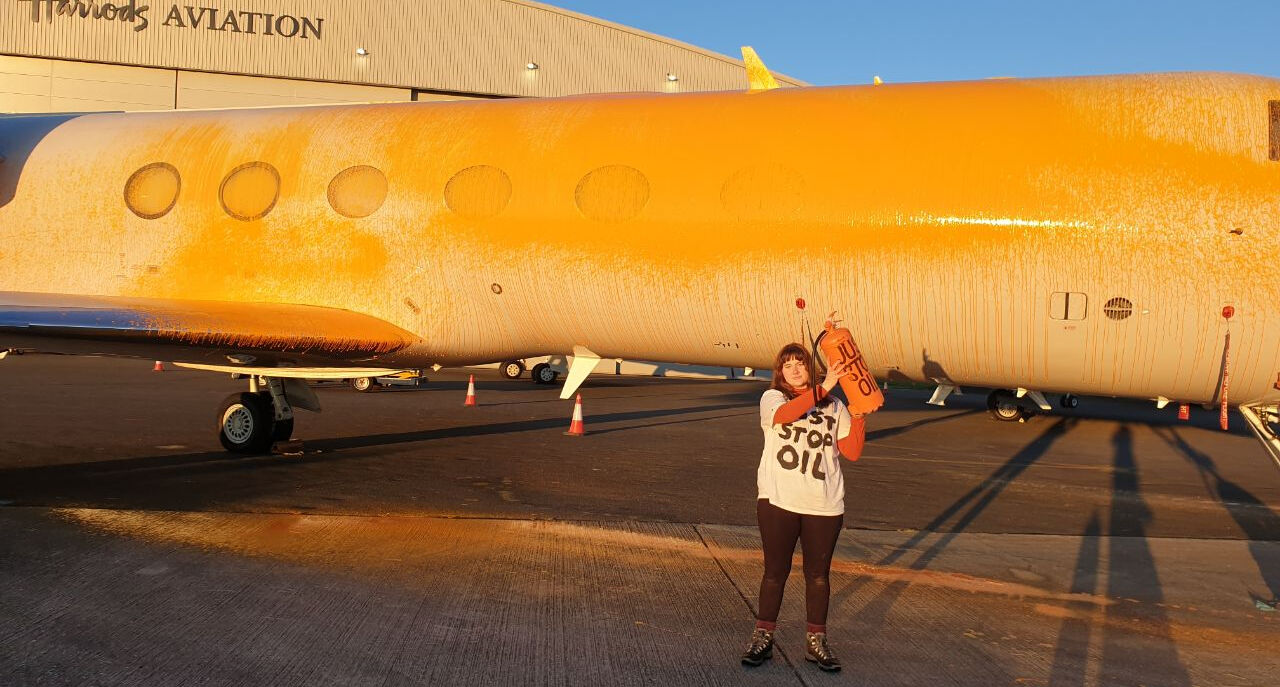 Çevreciler Taylor Swift'i hedef aldı! Özel jetine boyalı saldırı Çevreciler Taylor Swift'i hedef aldı! Özel jetine boyalı saldırı - 1. Resim