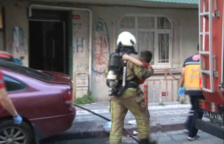 Sultangazi'deki yangında mahsur kalan aile son anda kurtarıldı Sultangazi'deki yangında mahsur kalan aile son anda kurtarıldı - 3. Resim