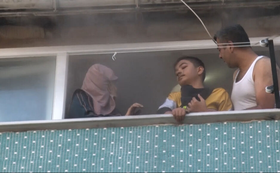 Sultangazi'deki yangında mahsur kalan aile son anda kurtarıldı Sultangazi'deki yangında mahsur kalan aile son anda kurtarıldı - 2. Resim