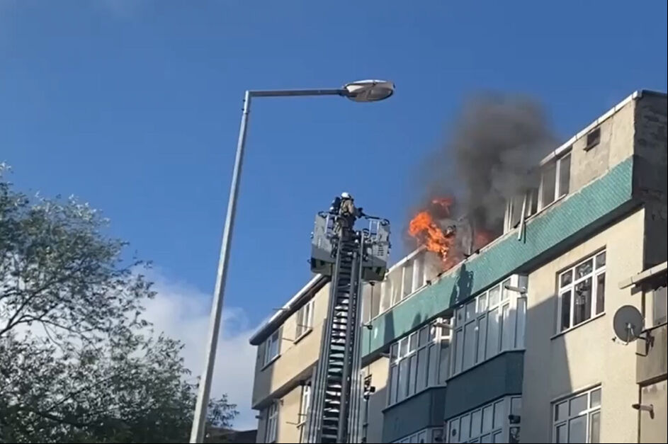 Sultangazi'deki yangında mahsur kalan aile son anda kurtarıldı Sultangazi'deki yangında mahsur kalan aile son anda kurtarıldı - 1. Resim