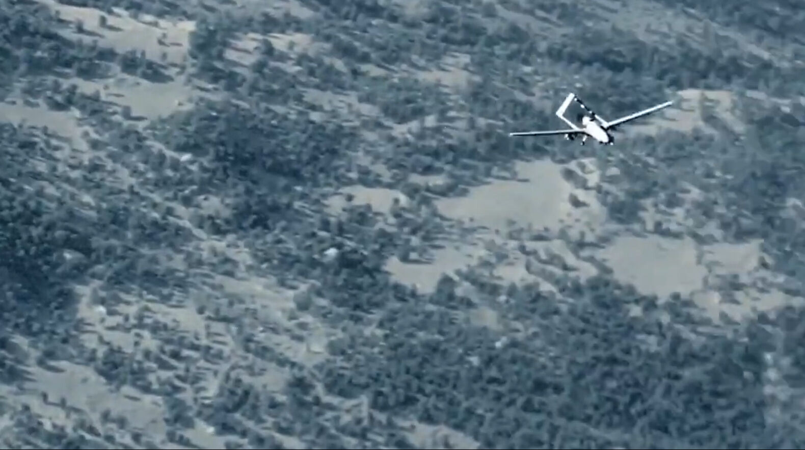 Türk askeri Hakurk ve Kandil'de tespit edilen teröristleri bombaladı - 1. Resim