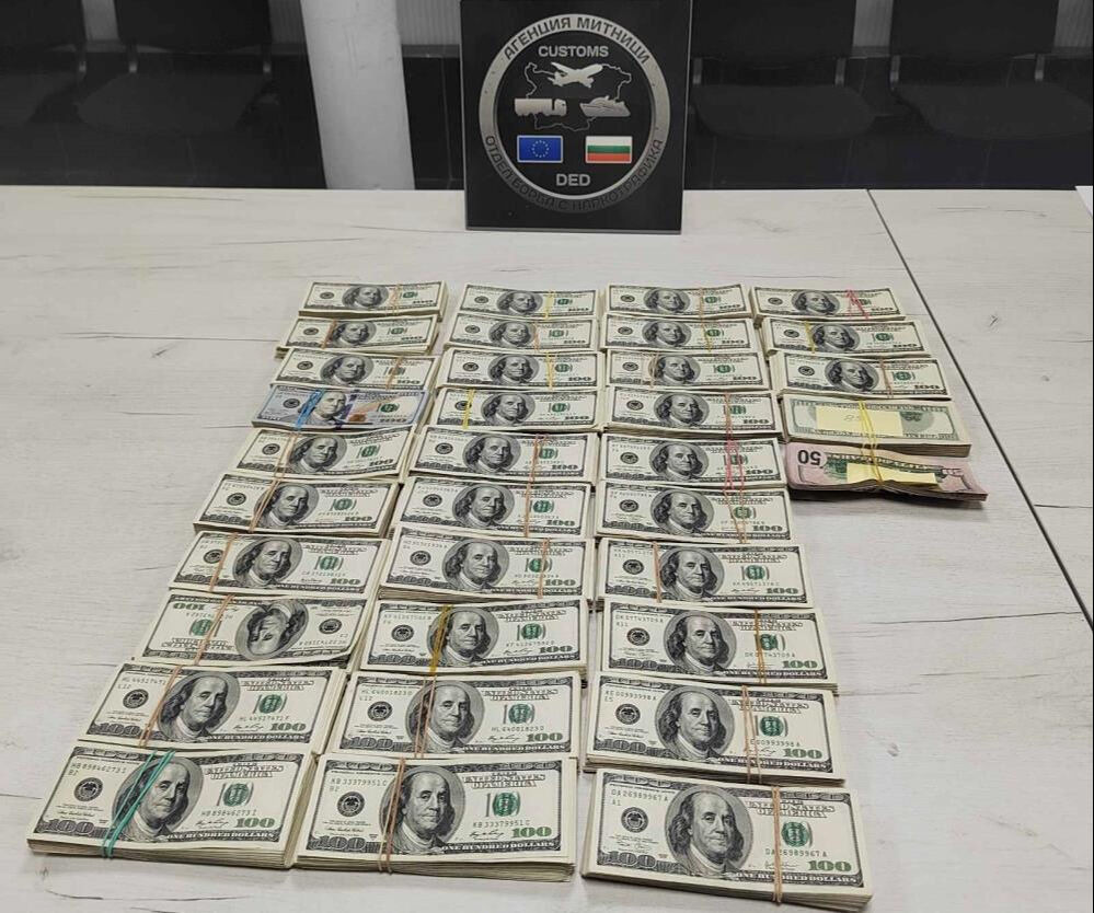 Ukrayna'dan Türkiye'ye girerken 340 bin dolar yakalattı! Saklama yeri polisleri şoke etti Ukrayna'dan Türkiye'ye girerken 340 bin dolar yakalattı! Saklama yeri polisleri şoke etti - 1. Resim