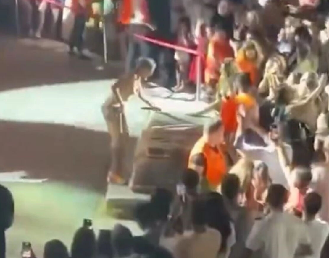Yıldız Tilbe'nin antik tiyatro konserinde ilginç anlar! Mezarın üstüne çıkacaktı, görevliler engel oldu Yıldız Tilbe'nin antik tiyatro konserinde ilginç anlar! Mezarın üstüne çıkacaktı, görevliler engel oldu - 1. Resim