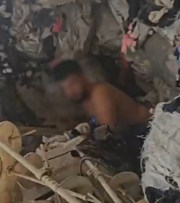 10 yıl hapis cezası var! Firari adam çorap çuvalları arasında yakalandı 10 yıl hapis cezası var! Firari adam çorap çuvalları arasında yakalandı - 1. Resim