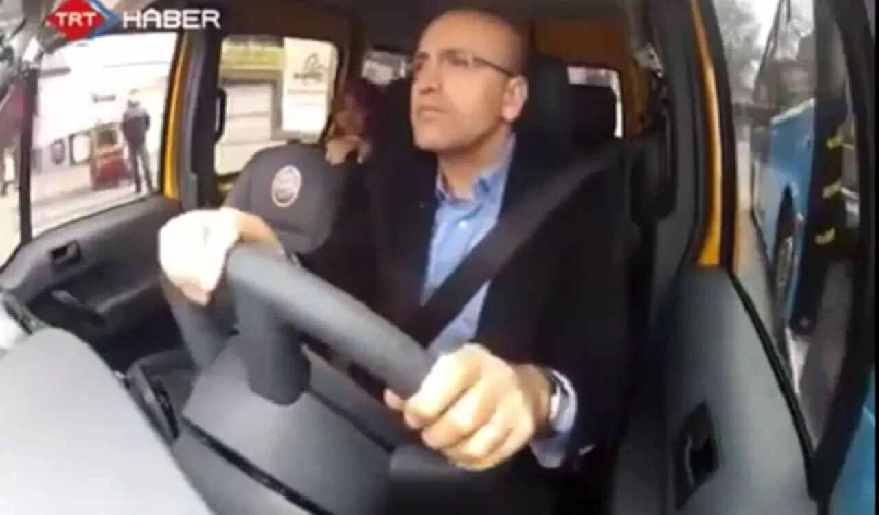 Bakan Şimşek'in taksici olduğu görüntüler yeniden gündem oldu: Bari otobüs parası verseydiniz Bakan Şimşek'in taksici olduğu görüntüler yeniden gündem oldu: Bari otobüs parası verseydiniz - 1. Resim