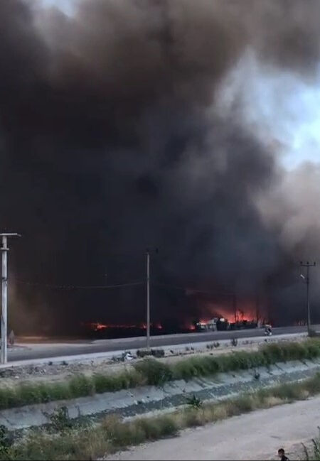 Bursa'da geri dönüşüm deposunda çıkan yangın yerine itfaiye ekipleri sevk edildi - 3. Resim