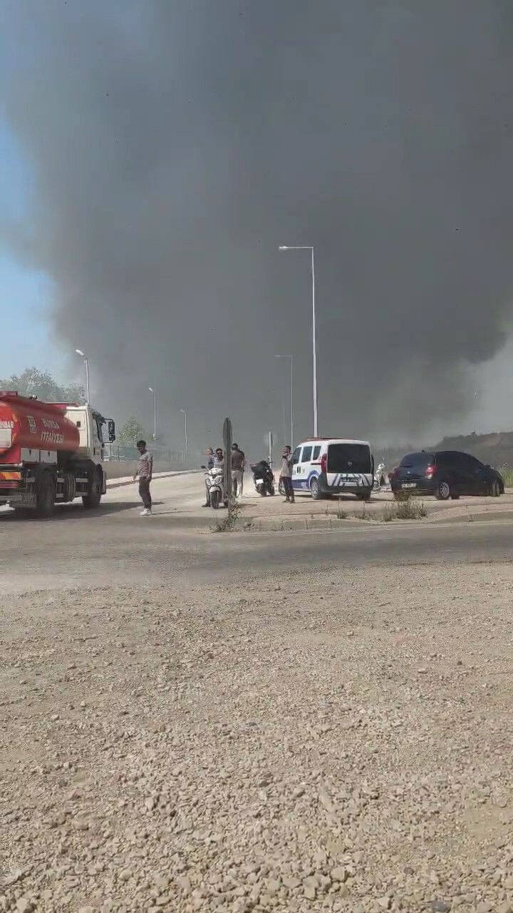 Bursa'da geri dönüşüm deposunda çıkan yangın yerine itfaiye ekipleri sevk edildi - 2. Resim