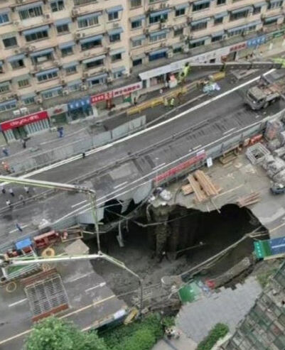 Çin’de metro inşaatında patlama! Yol çöktü, 2 metrelik çukur oluştu Çin’de metro inşaatında patlama! Yol çöktü, 2 metrelik çukur oluştu - 1. Resim