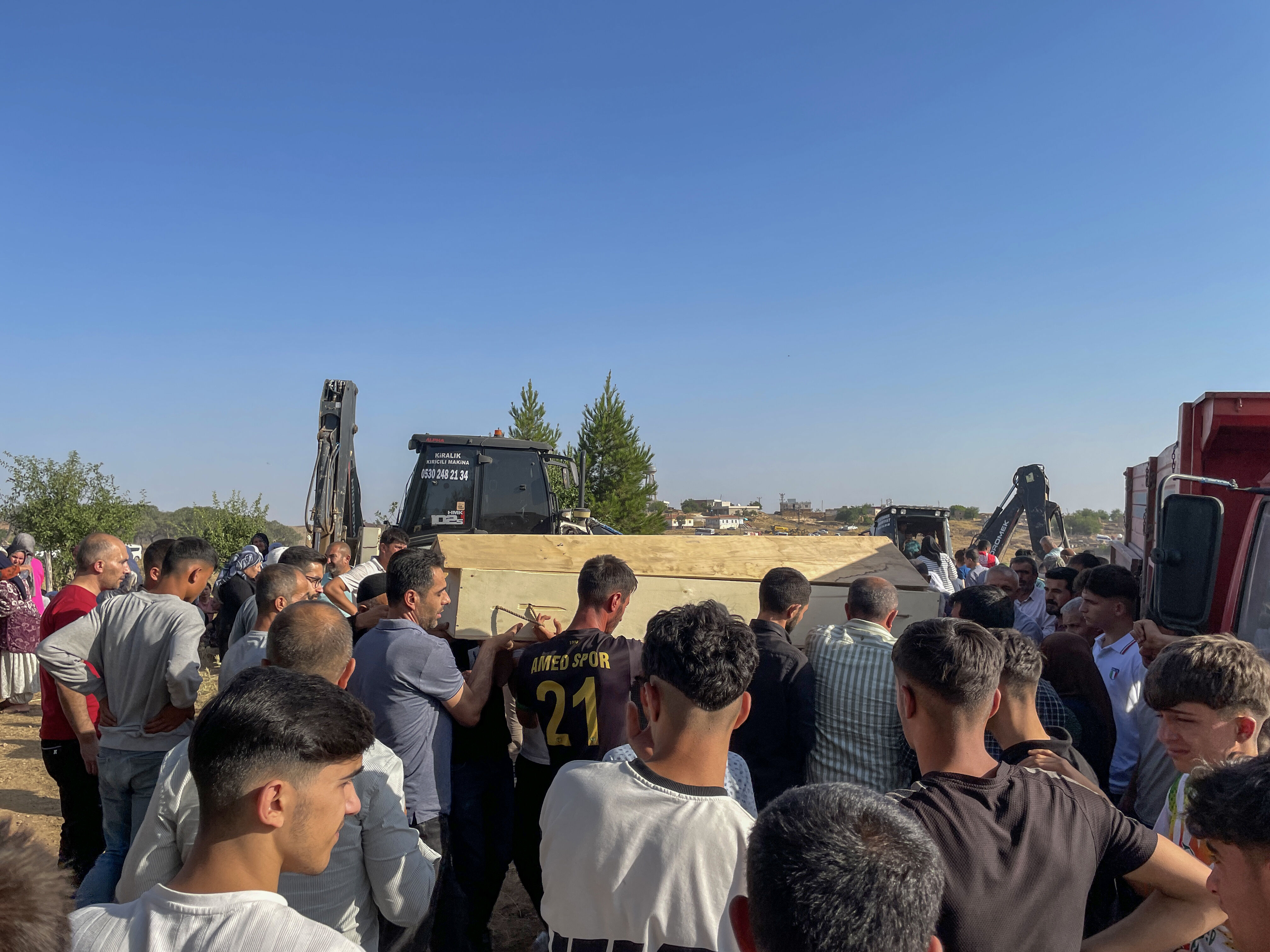 Diyarbakır'daki anız yangınında ölen 2 kuzenin cenazesi defnedildi Diyarbakır'daki anız yangınında ölen 2 kuzenin cenazesi defnedildi - 1. Resim