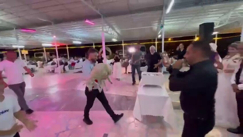 Düğünde ilginç hediye! Damat takı bekliyordu, görünce şaşırdı Düğünde ilginç hediye! Damat takı bekliyordu, görünce şaşırdı - 1. Resim