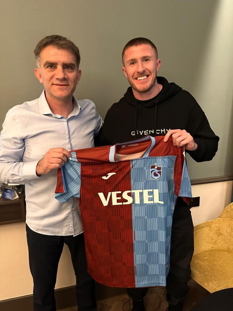 Fener'in eski yıldızını renklerine bağlamıştı! Trabzonspor iki yıldızı daha kadrosuna kattı Fener'in yıldızını renklerine bağlamıştı! Trabzonspor iki yıldızı daha kadrosuna kattı - 1. Resim