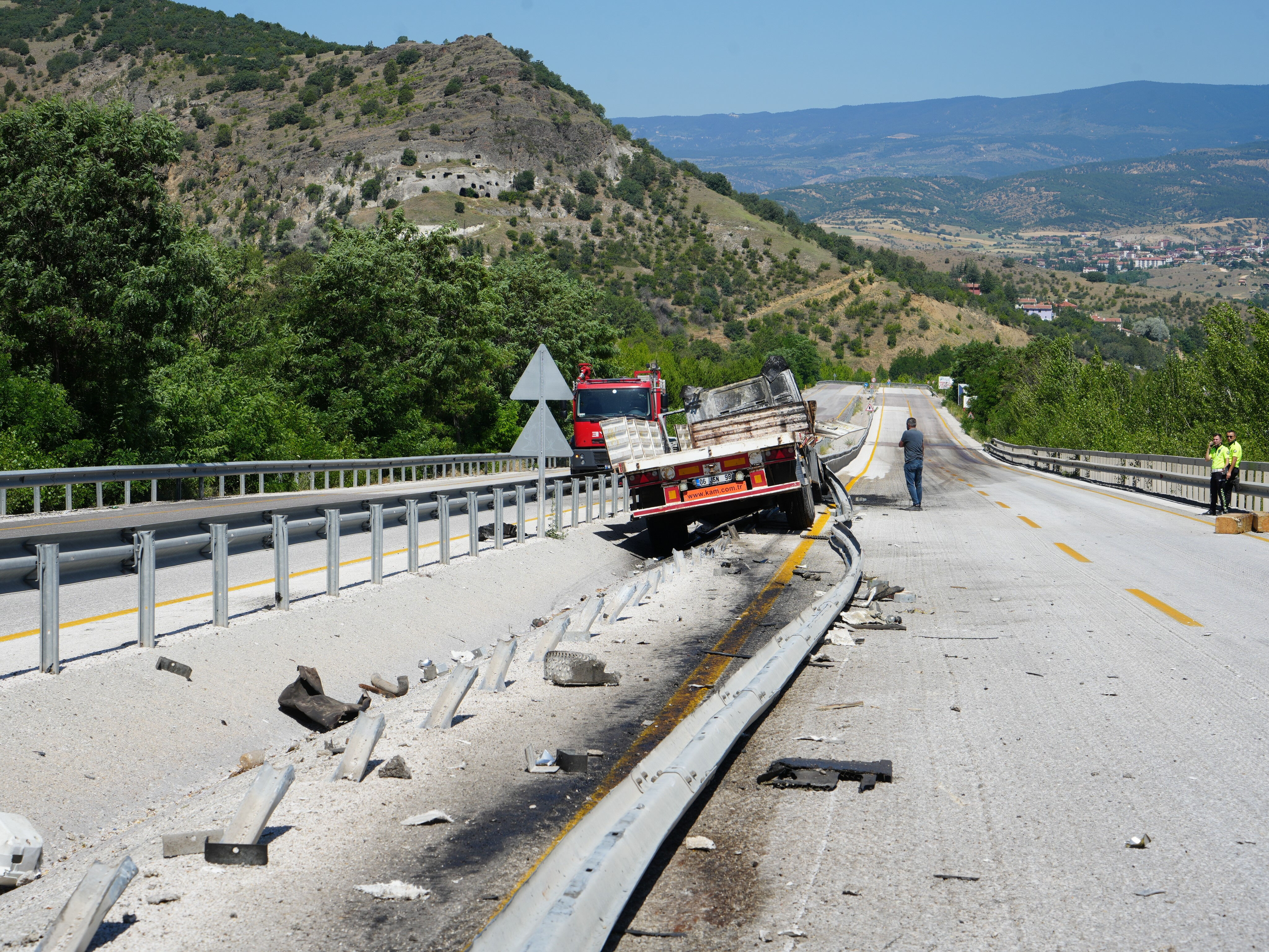 Freni boşalan tır dehşet saçtı: Alev topuna döndüler... 1 ölü, 1 yaralı Freni boşalan tır dehşet saçtı: Alev topuna döndüler... 1 ölü, 1 yaralı - 2. Resim