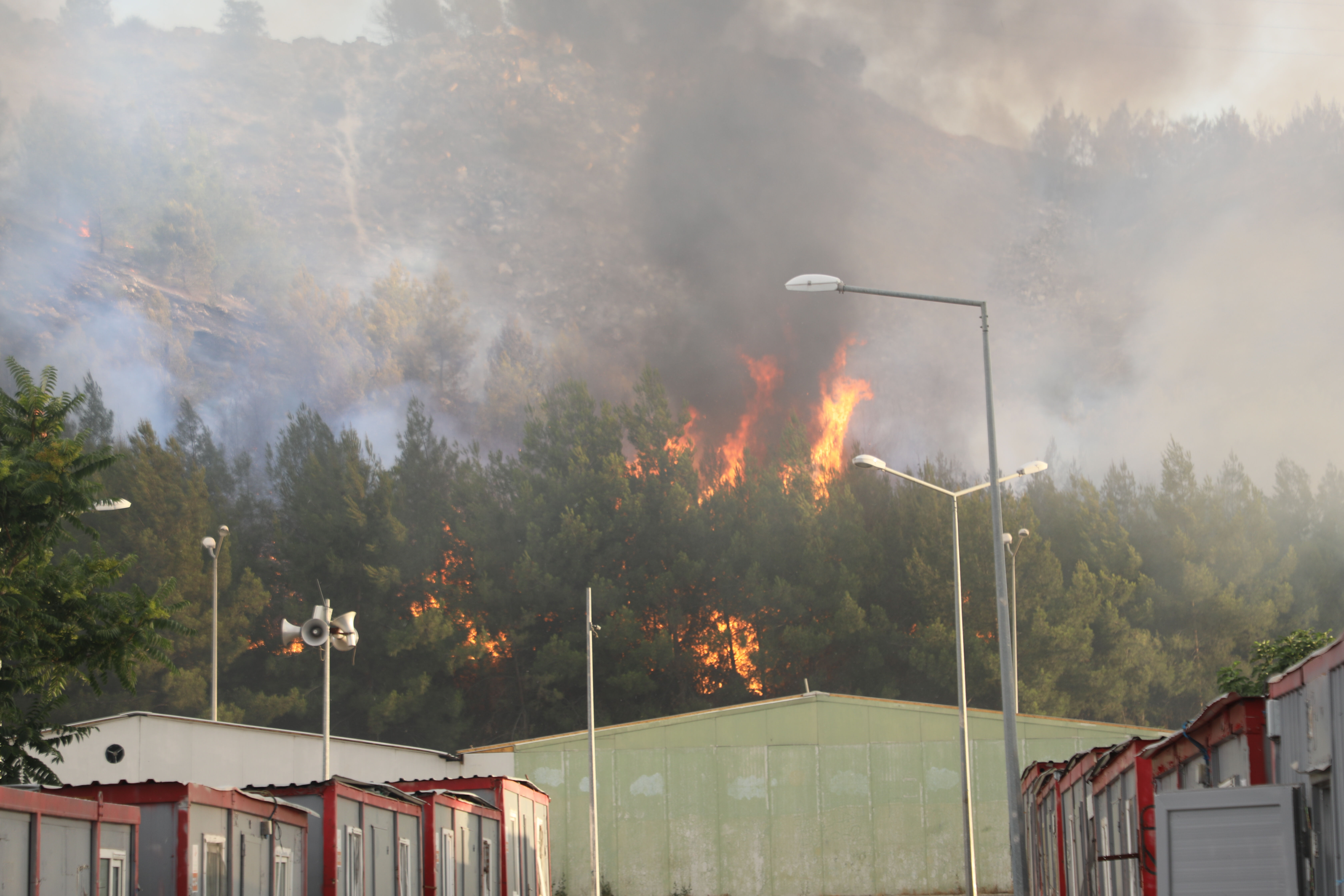 Gaziantep'te göçmen kampında yangın çıktı! Gaziantep'te göçmen kampında yangın çıktı! - 1. Resim