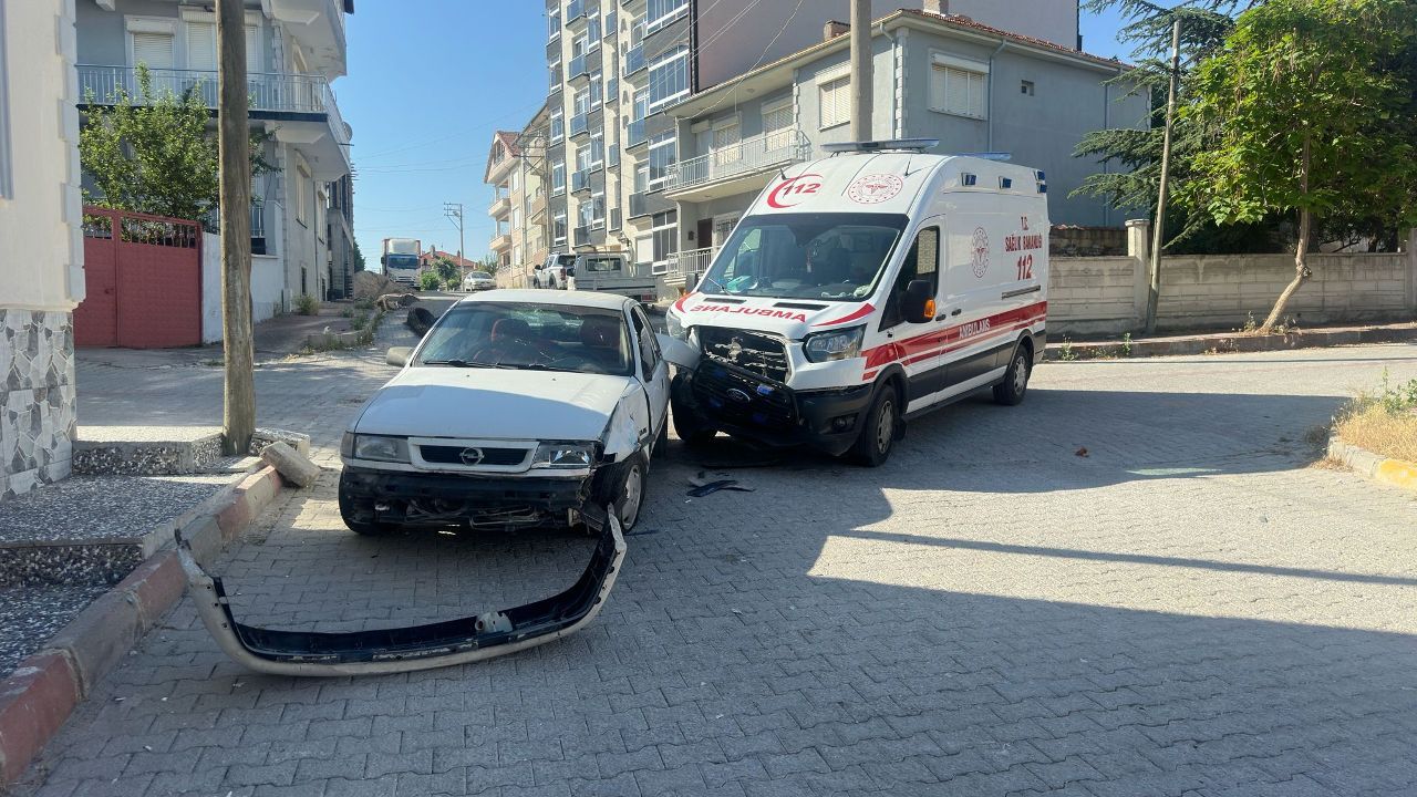 Hasta almaya giden ambulans kaza yaptı: 2 sağlık görevlisi yaralandı