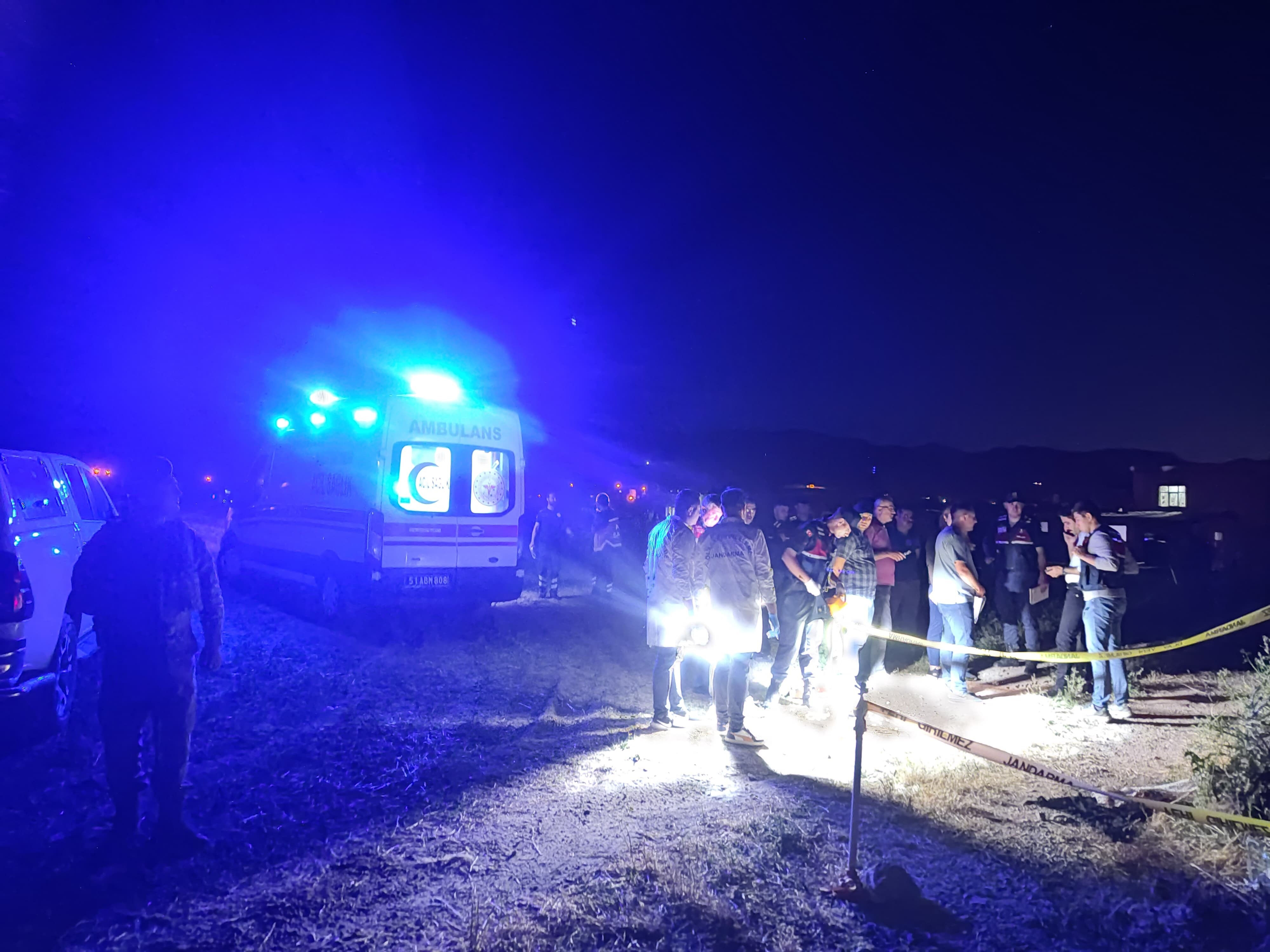 Niğde'de korku dolu dakikalar! Amca-yeğen 'toprak' için tartıştı 3 kişi öldü Niğde'de korku dolu dakikalar! Amca-yeğen 'toprak' için tartıştı 3 kişi öldü - 1. Resim