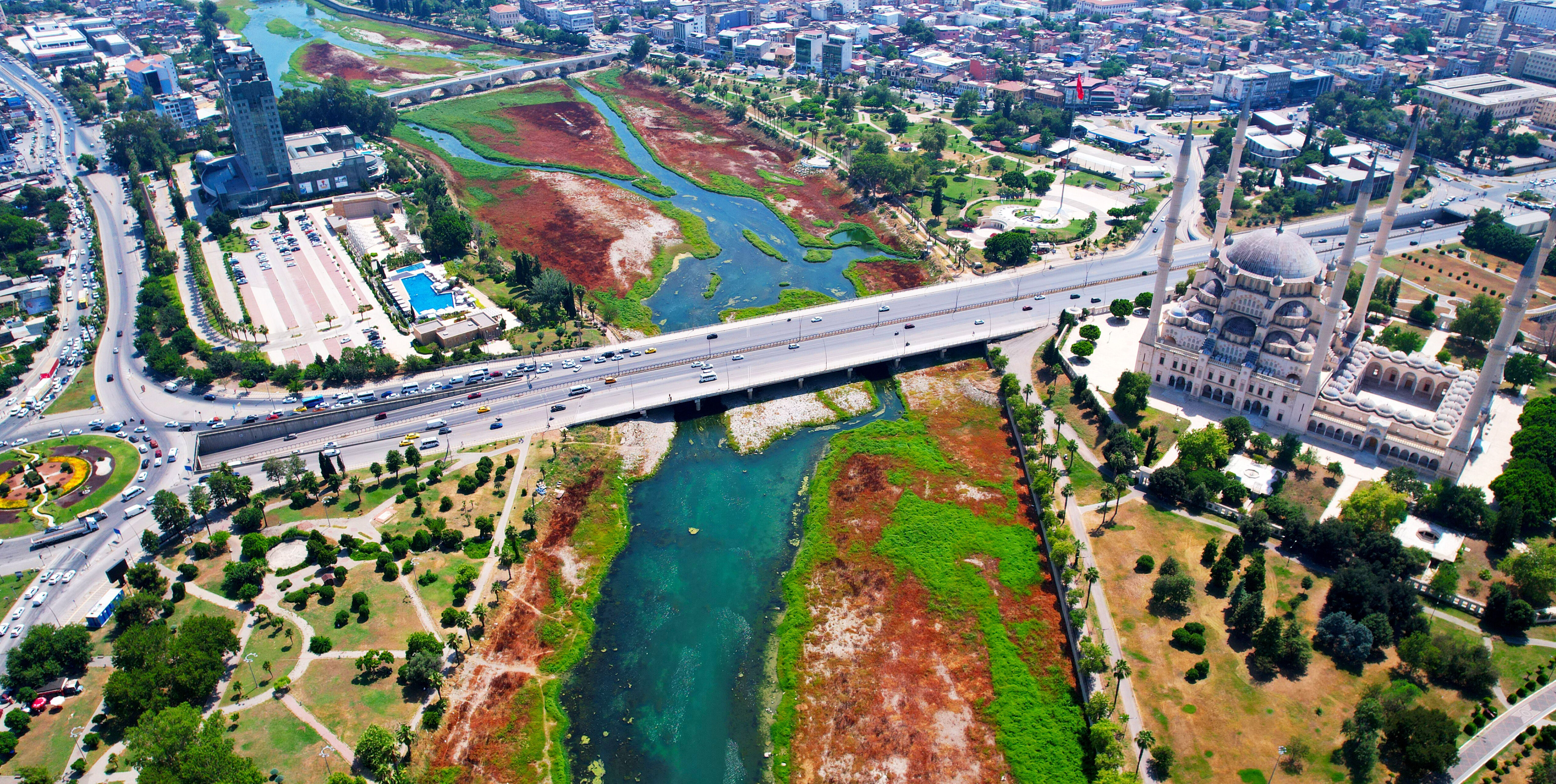 Seyhan Nehri'ni kaplayan yosunlar insan boyunu geçti! Kötü koku vatandaşı isyan ettirdi Seyhan Nehri'ni kaplayan yosunlar insan boyunu geçti, kötü koku kenti kapladı - 2. Resim