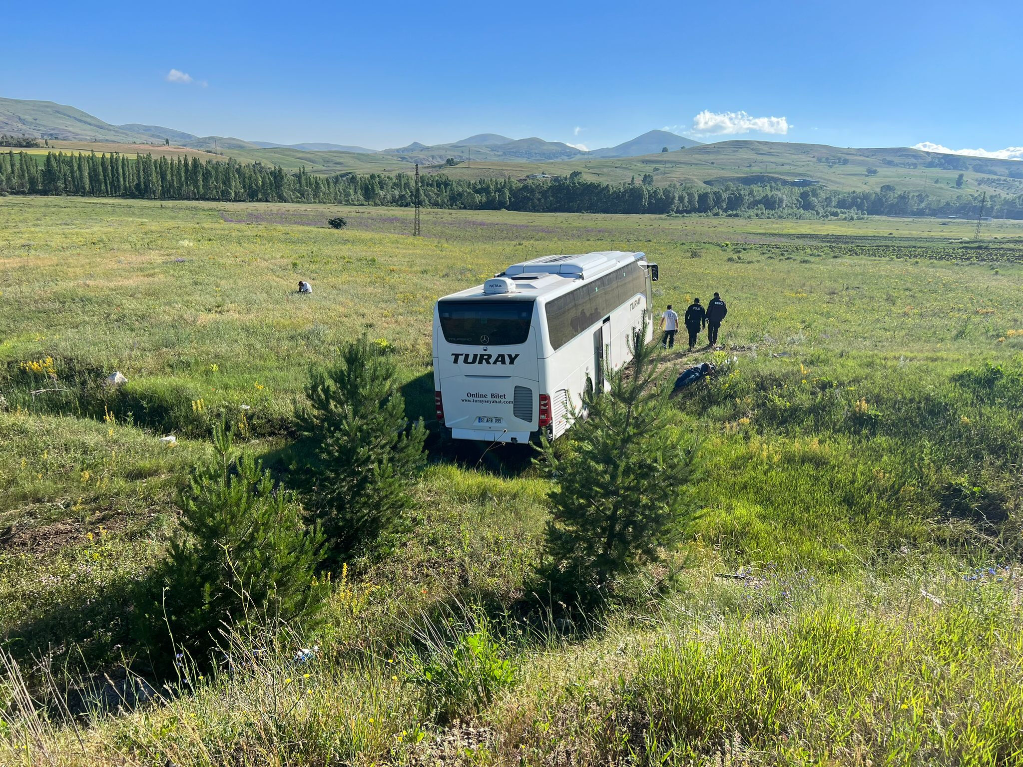 Sivas'ta yolcu otobüsü şarampole devrildi, çok sayıda yaralı var Sivas'ta yolcu otobüsü şarampole devrildi, çok sayıda yaralı var - 1. Resim