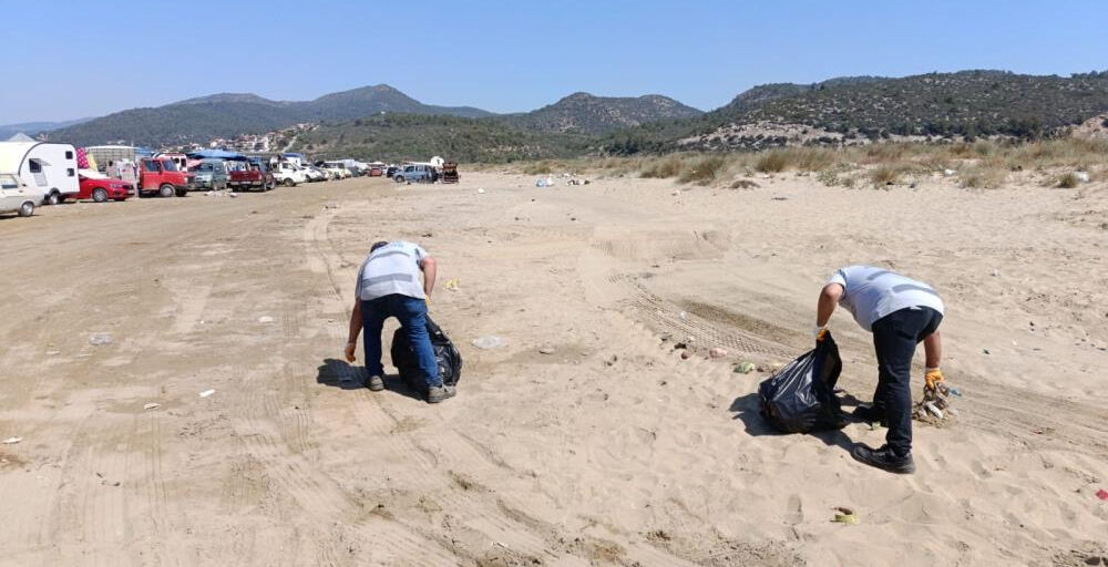 Tatilciler İzmir Selçuk sahillerini çöplüğe çevirdi! Temizlik ekipleri seferber oldu - 1. Resim