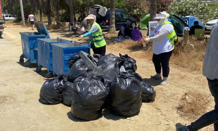 Tatilciler İzmir Selçuk sahillerini çöplüğe çevirdi! Temizlik ekipleri seferber oldu - 3. Resim