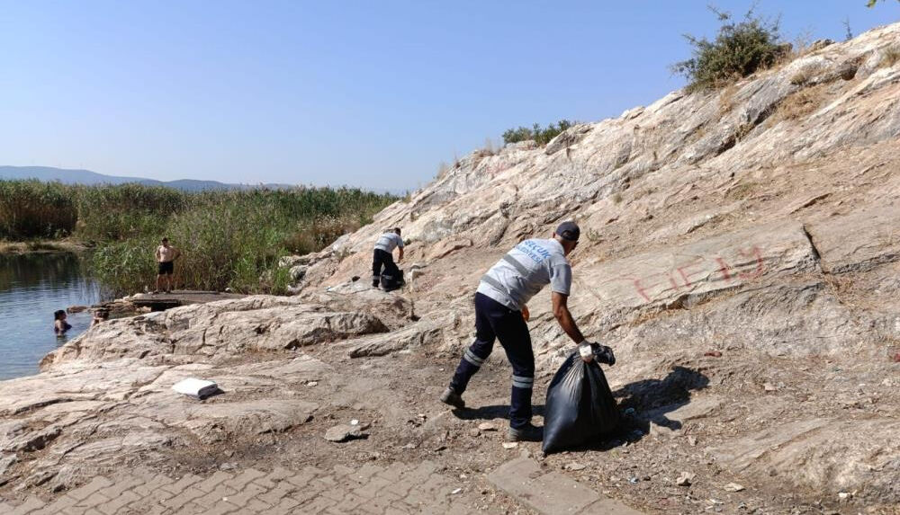 Tatilciler İzmir Selçuk sahillerini çöplüğe çevirdi! Temizlik ekipleri seferber oldu - 2. Resim