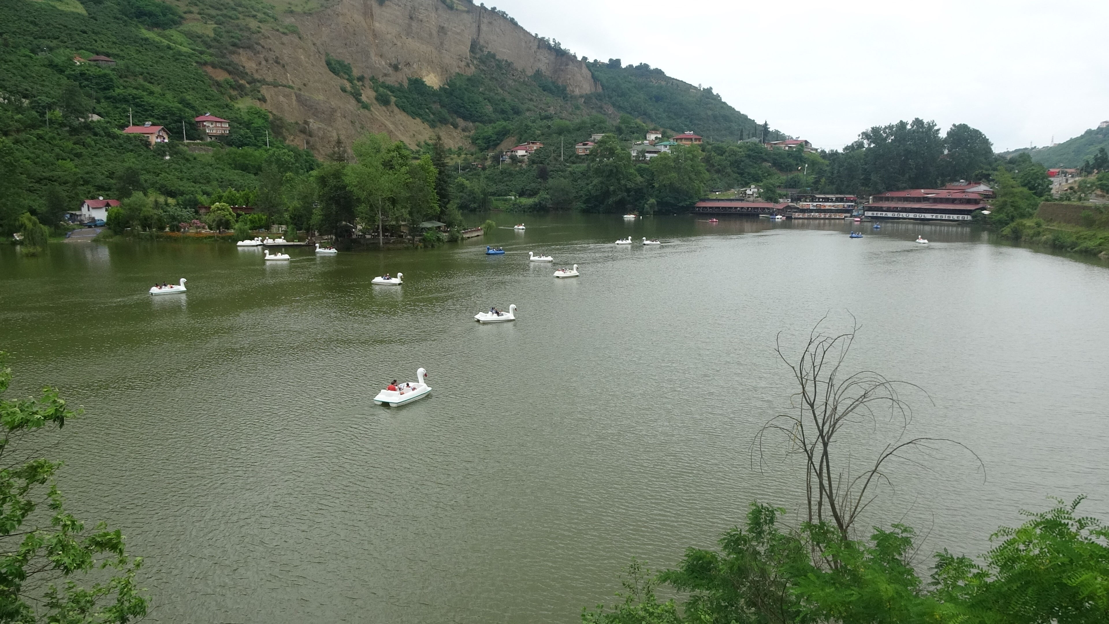 Trabzon Sera Gölü'nde deniz bisikleti kullanımı büyük ilgi gördü - 2. Resim