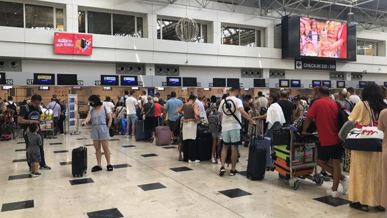 Turizmi vuran 'yer'siz eylem! Sendikalar, havalimanında işleri yavaşlattı Turizmi vuran 'yer'siz eylem! Sendikalar, havalimanında işleri yavaşlattı - 1. Resim