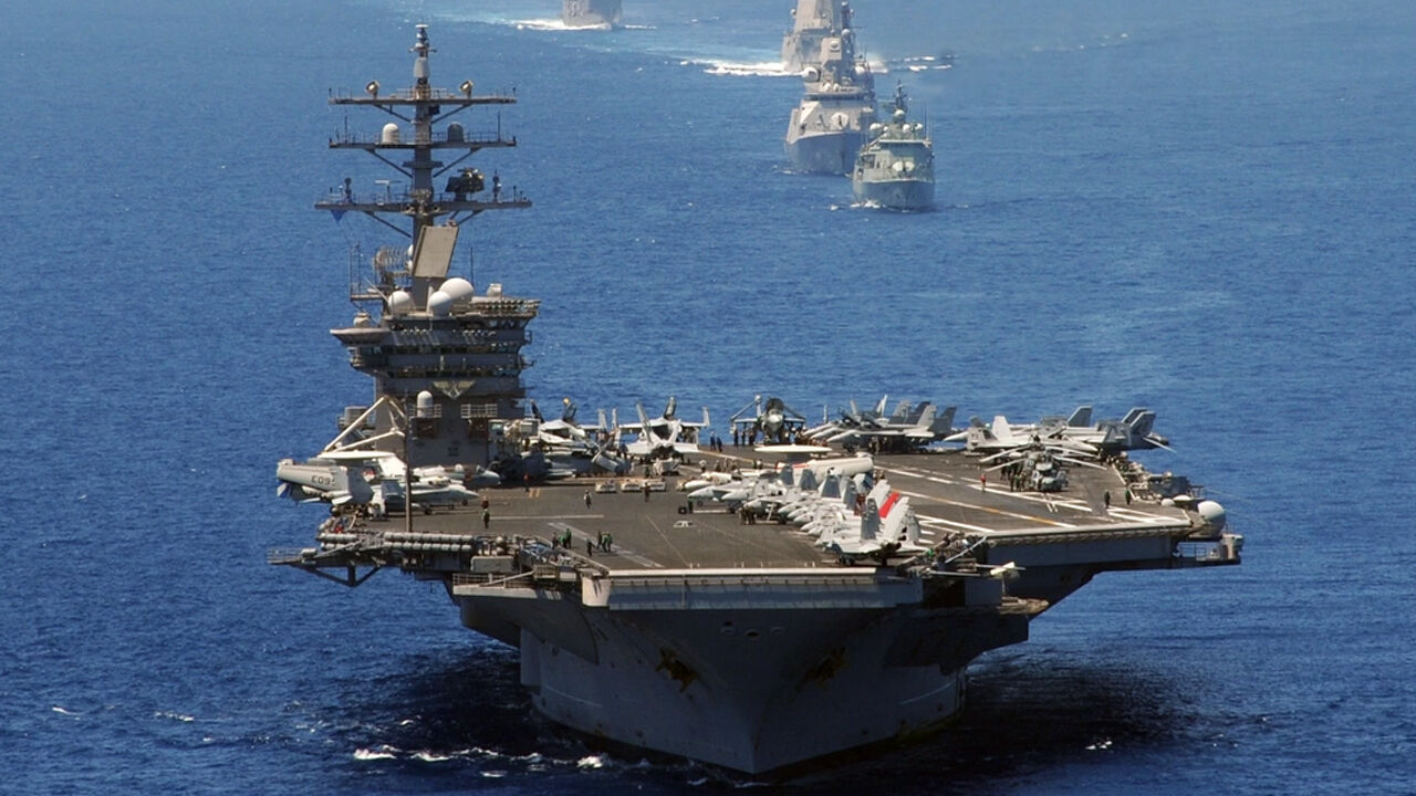 ABD'nin Kızıldeniz ve Aden Körfezi'ndeki korucuyu uçak gemisi USS Dwight D. Eisenhower geri döndü - 2. Resim