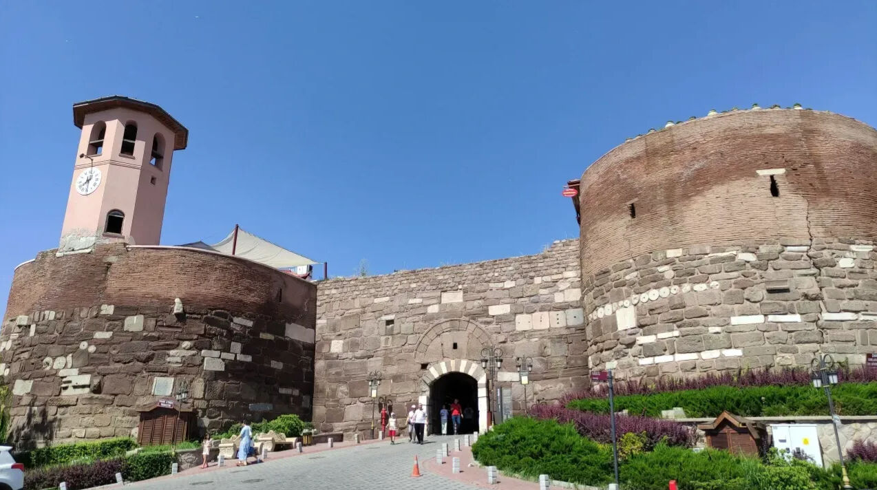 Çatlaklar korkutuyordu! Ankara Kalesi'nde çalışmalar başladı Çatlaklar korkutuyordu! Ankara Kalesi çalışmalar başladı - 1. Resim