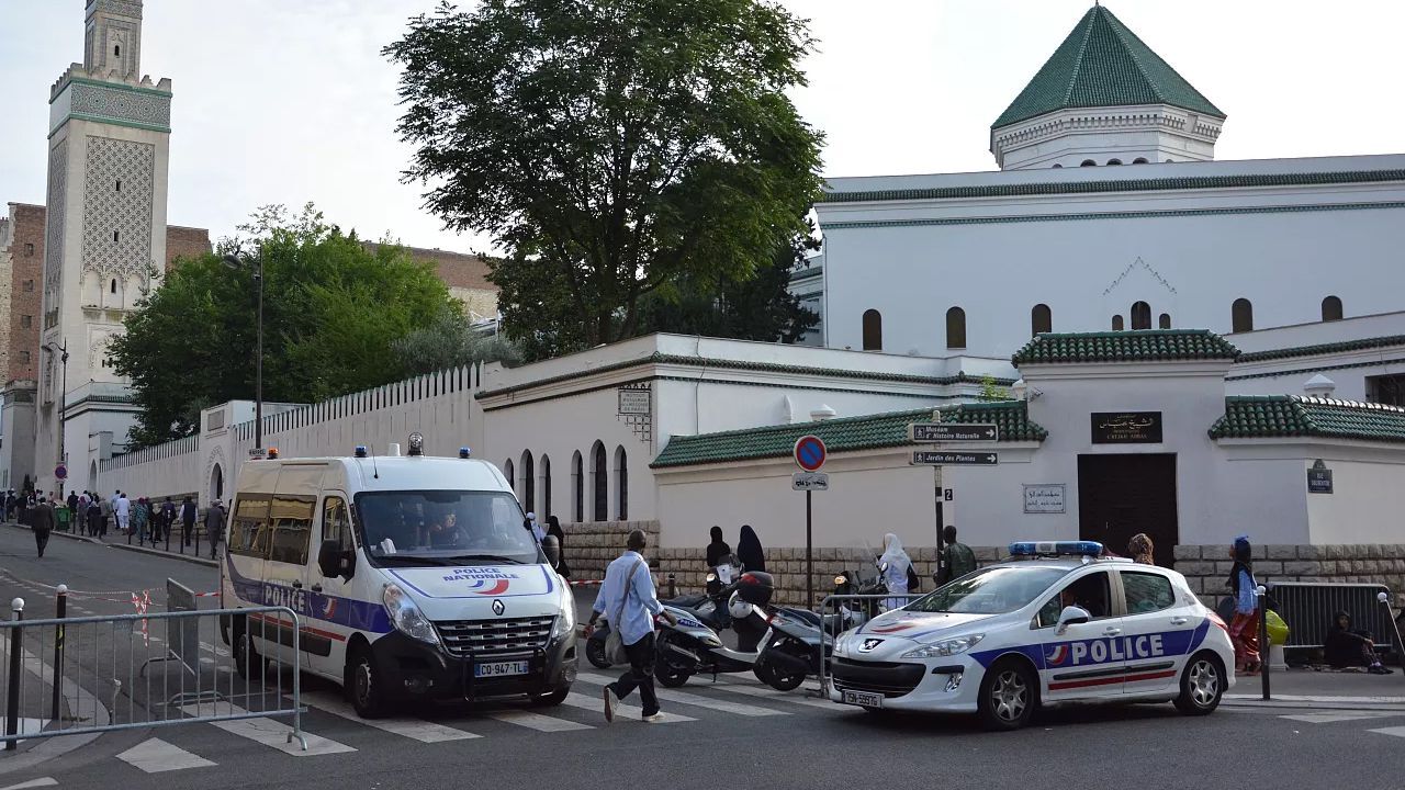 Fransa&#039;da camiye saldıran ırkçıya hapis cezası
