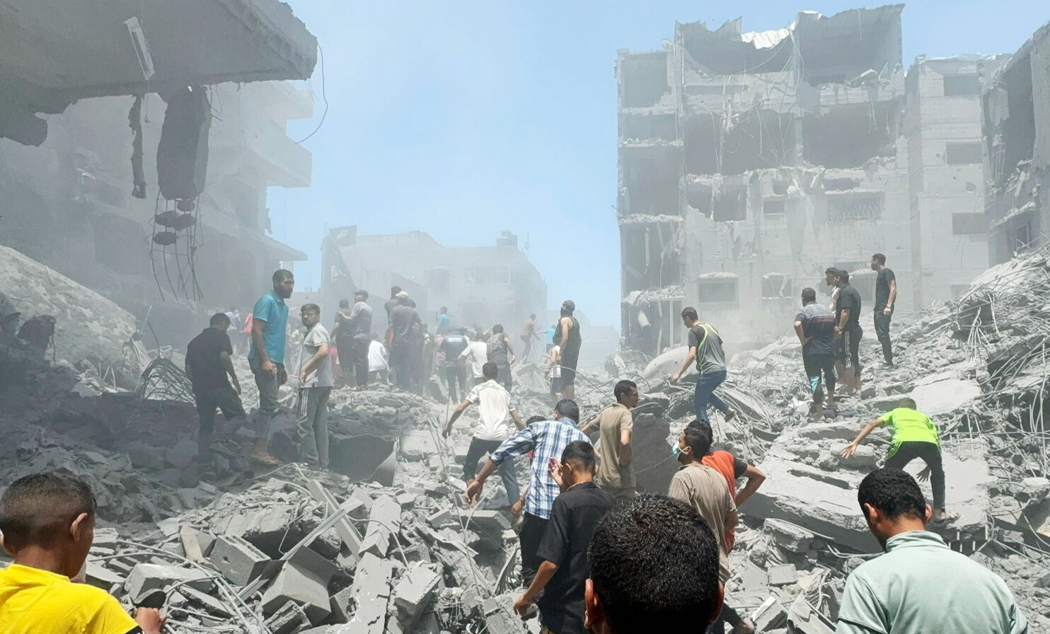 İsrail Gazze'de hem kamp hem mahalle bombaladı! 42 ölü, çok sayıda yaralı var İsrail Gazze'de hem kamp hem mahalle bombaladı! 42 ölü, çok sayıda yaralı var - 2. Resim