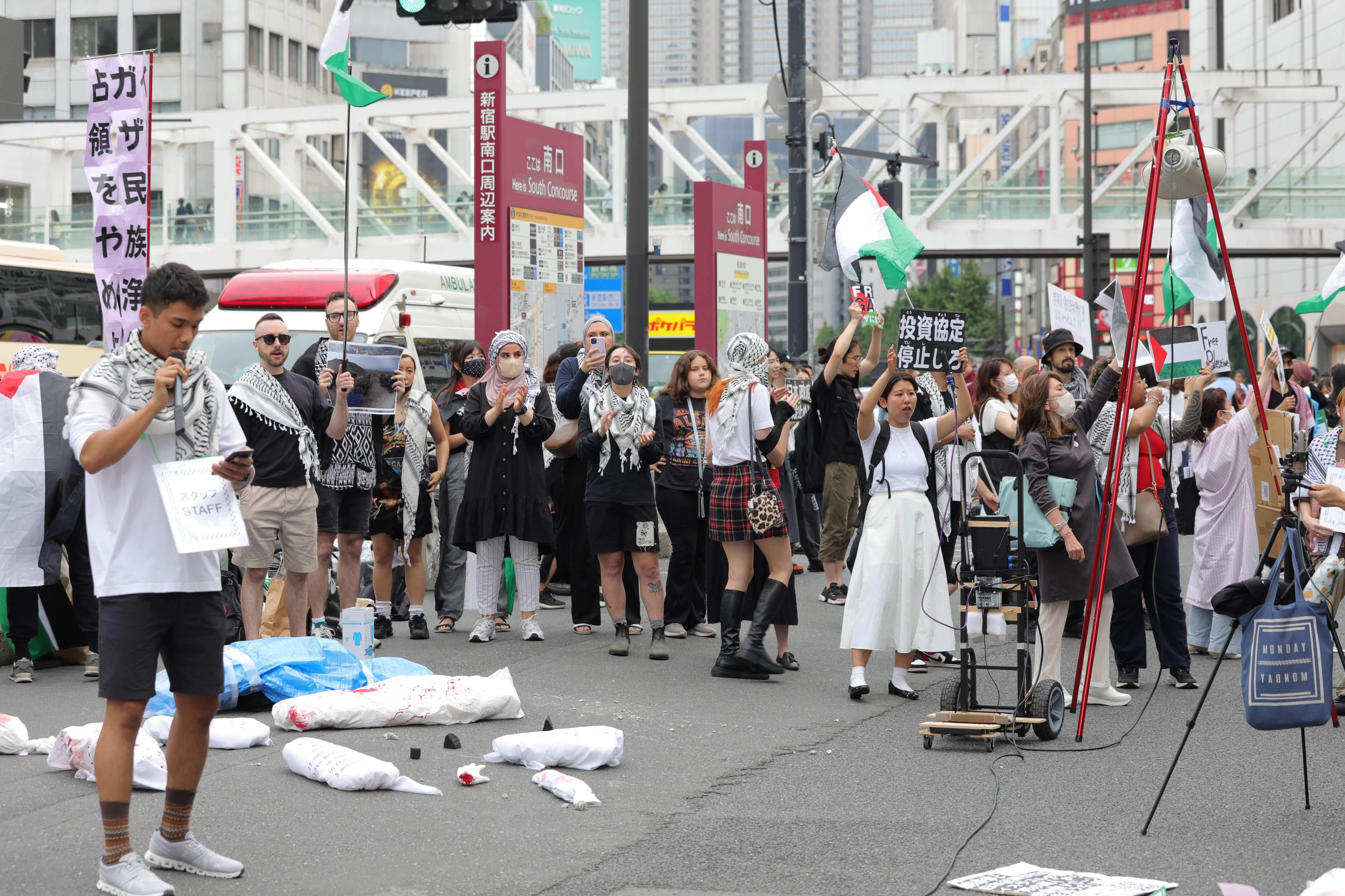 Japonlardan İsrail protestosu! Gazze'de yaşananlar Tokyo'nun merkezinde böyle canlandırıldı İsrail'e Japonlardan protesto! Gazze'de yaşananlar Tokyo'nun merkezinde böyle canlandırıldı - 1. Resim