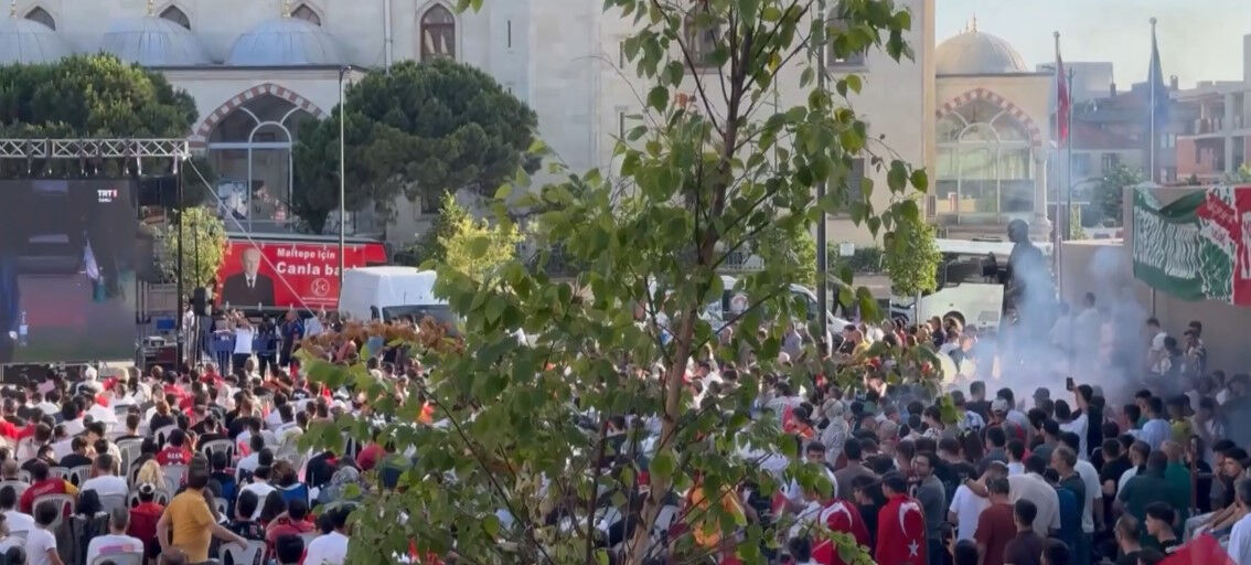 Türkiye-Portekiz maçı sokaklara kurulan dev ekranlardan izlendi İstanbullular Türkiye-Portekiz maçını Beykoz ve Maltepe'deki dev ekranlardan izliyor - 2. Resim