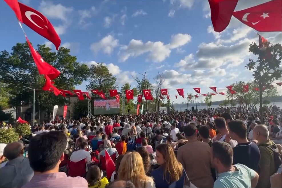 Türkiye-Portekiz maçı sokaklara kurulan dev ekranlardan izlendi İstanbullular Türkiye-Portekiz maçını Beykoz ve Maltepe'deki dev ekranlardan izliyor - 3. Resim