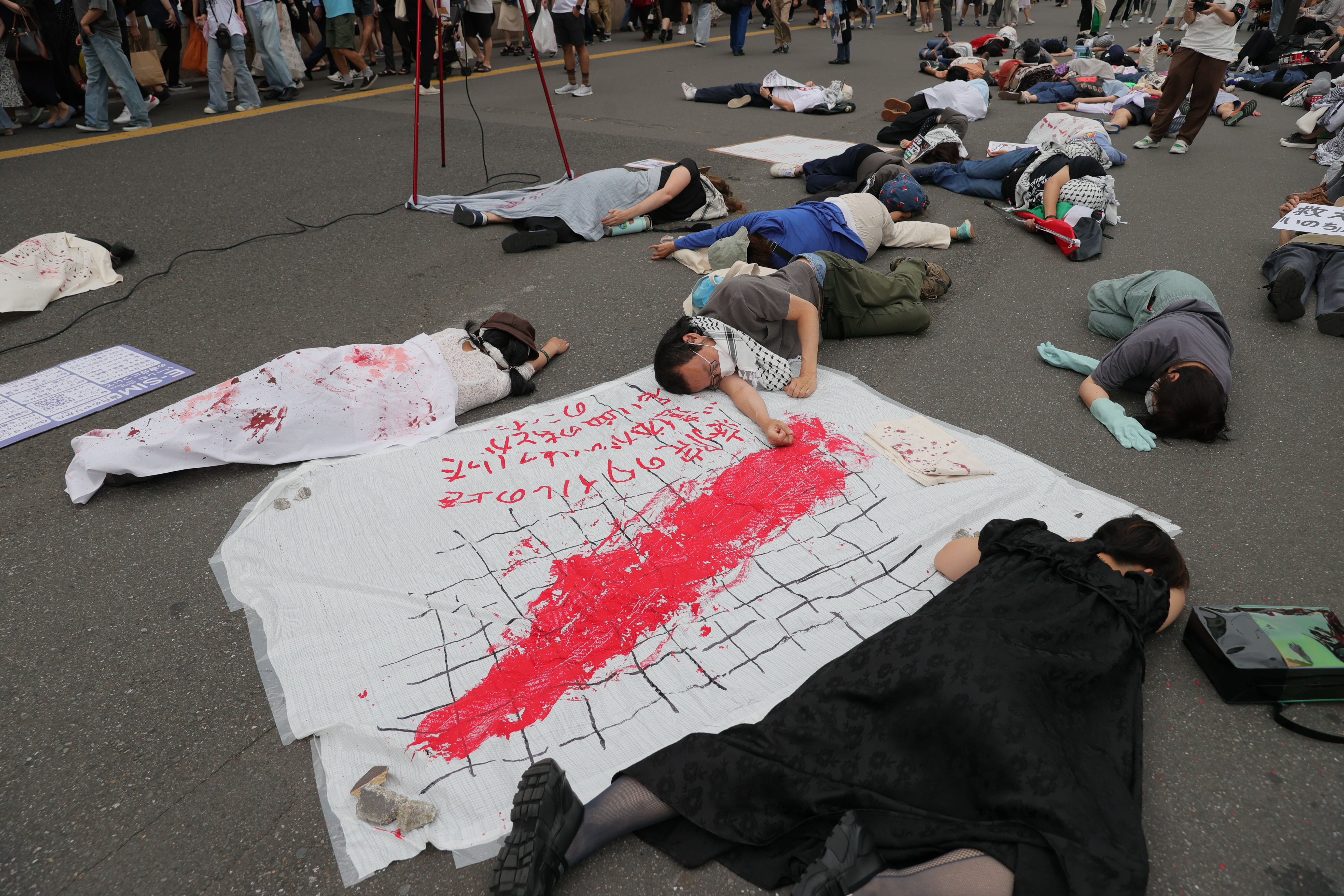 Japonlardan İsrail protestosu! Gazze'de yaşananlar Tokyo'nun merkezinde böyle canlandırıldı Japonlardan İsrail protestosu! Gazze'de yaşananlar Tokyo'nun merkezinde böyle canlandırıldı - 2. Resim