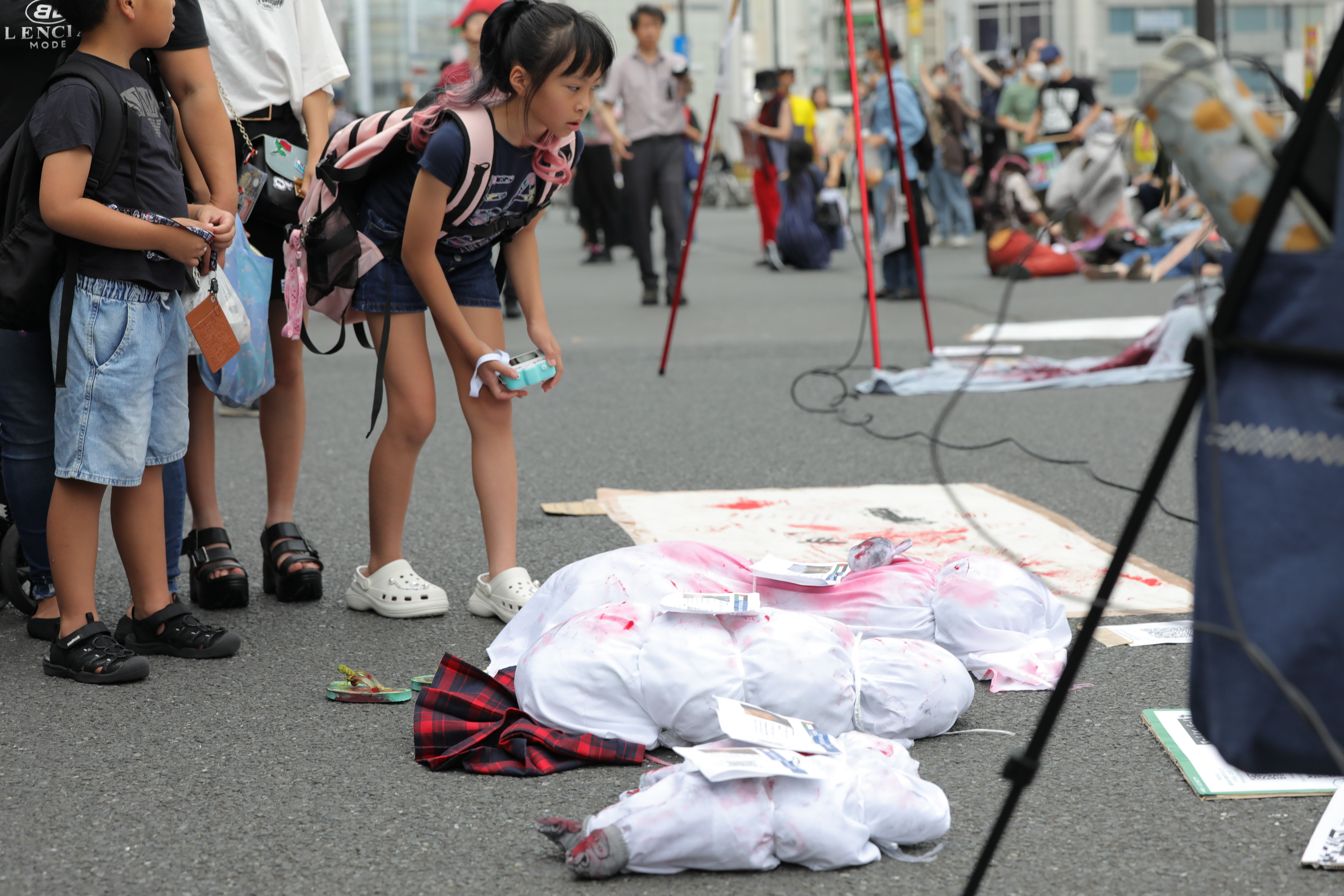 Japonlardan İsrail protestosu! Gazze'de yaşananlar Tokyo'nun merkezinde böyle canlandırıldı Japonlardan İsrail protestosu! Gazze'de yaşananlar Tokyo'nun merkezinde böyle canlandırıldı - 7. Resim
