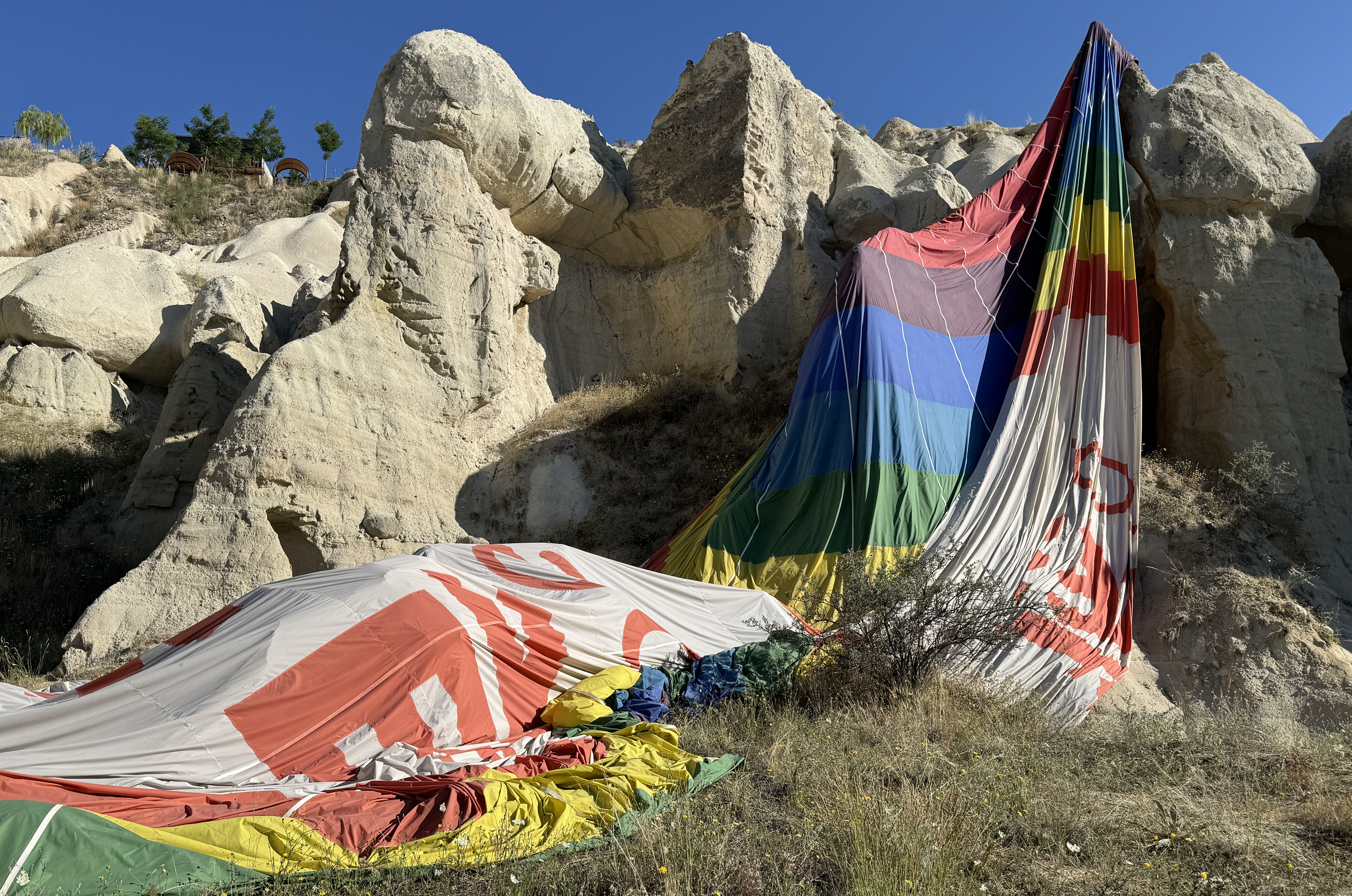 Kapadokya'da korku dolu anlar! 22 kişinin olduğu balon kayalıklara iniş yaptı Kapadokya'da korku dolu anlar! 22 kişinin olduğu balon kayalıklara iniş yaptı - 1. Resim